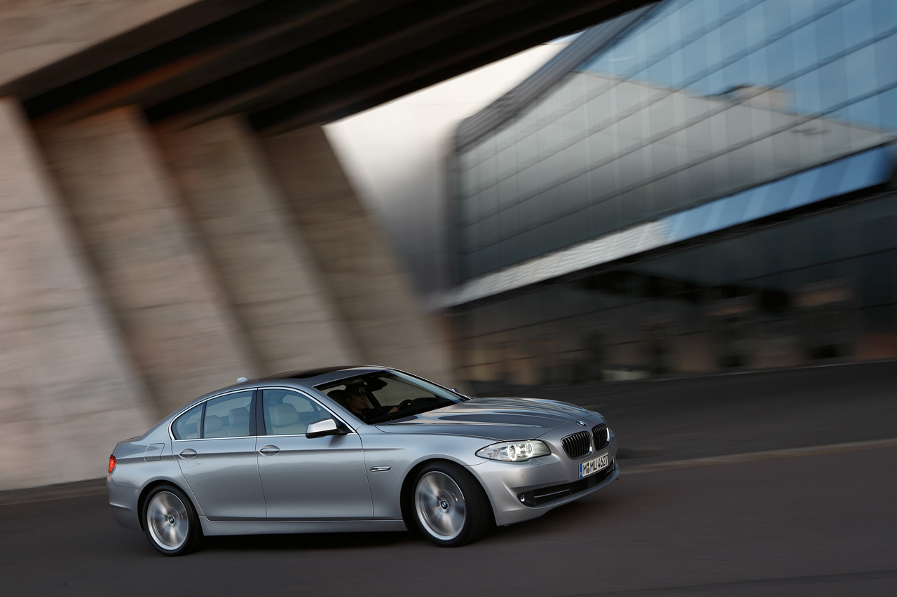 Официальные фото BMW 5 серии 2011 года.